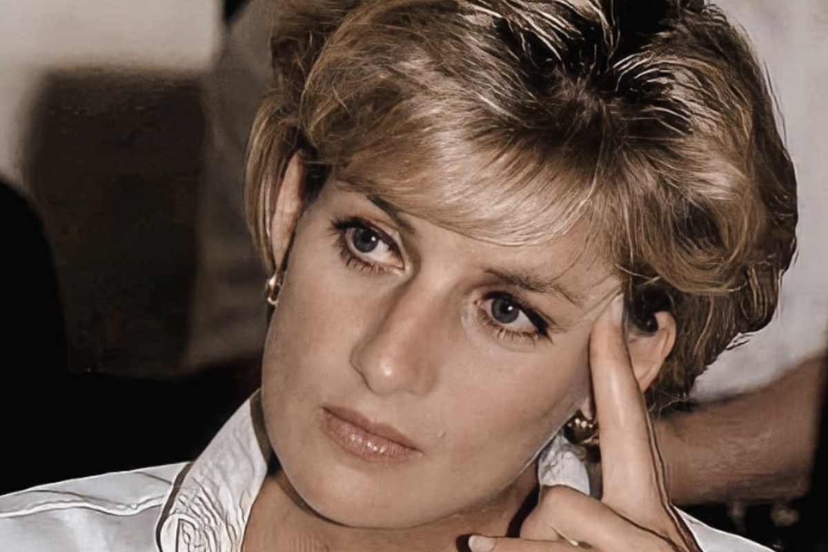 Nel libro di Andrew Morton, si racconta di un momento intimo e significativo: la sera prima del matrimonio, Carlo inviò a Diana un anello a sigillo